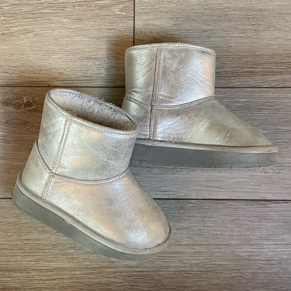 Gap Kids Silver Sherpa Boots Size 11